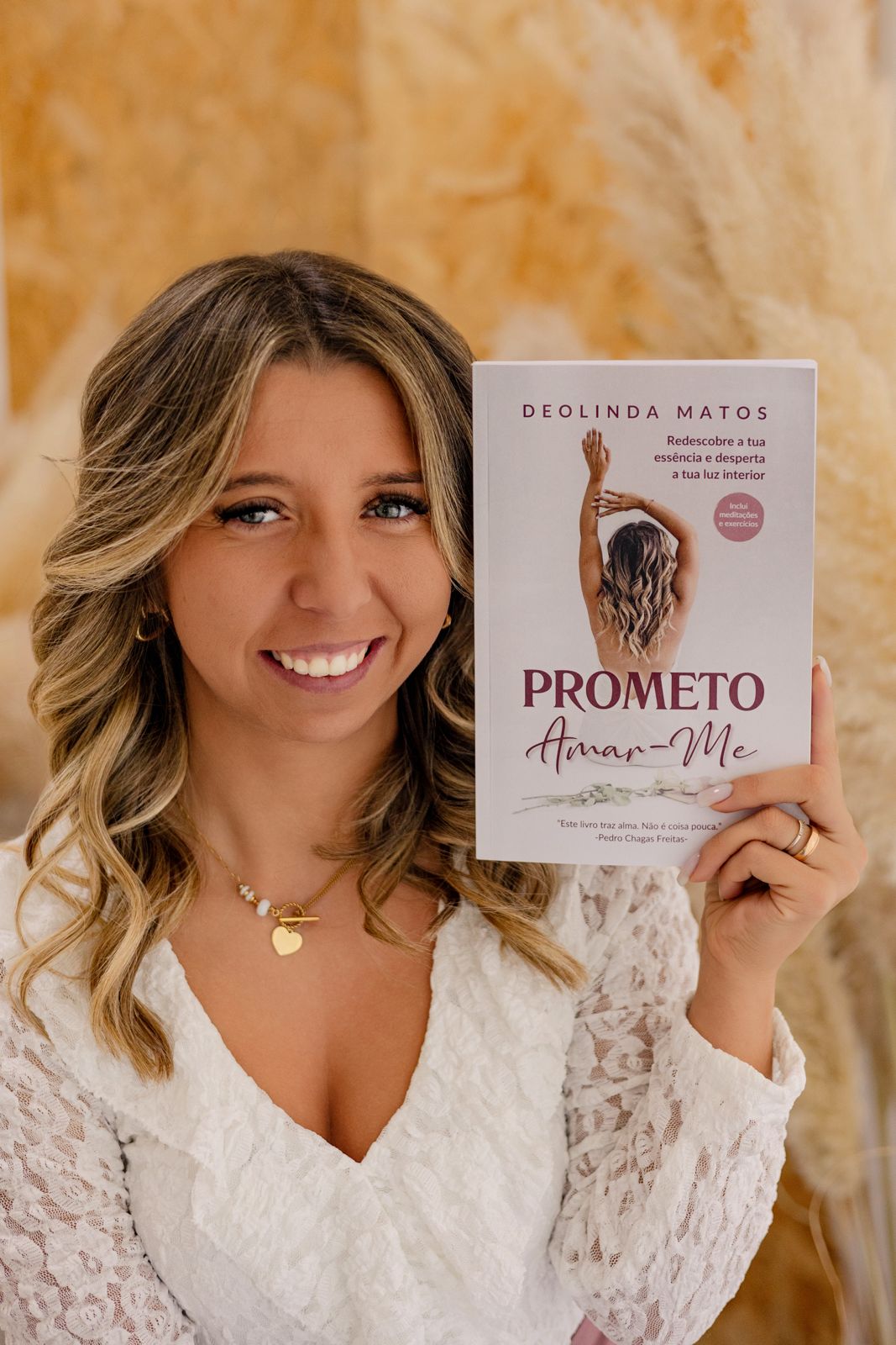 Deolinda Matos com o livro Prometo Amar-me